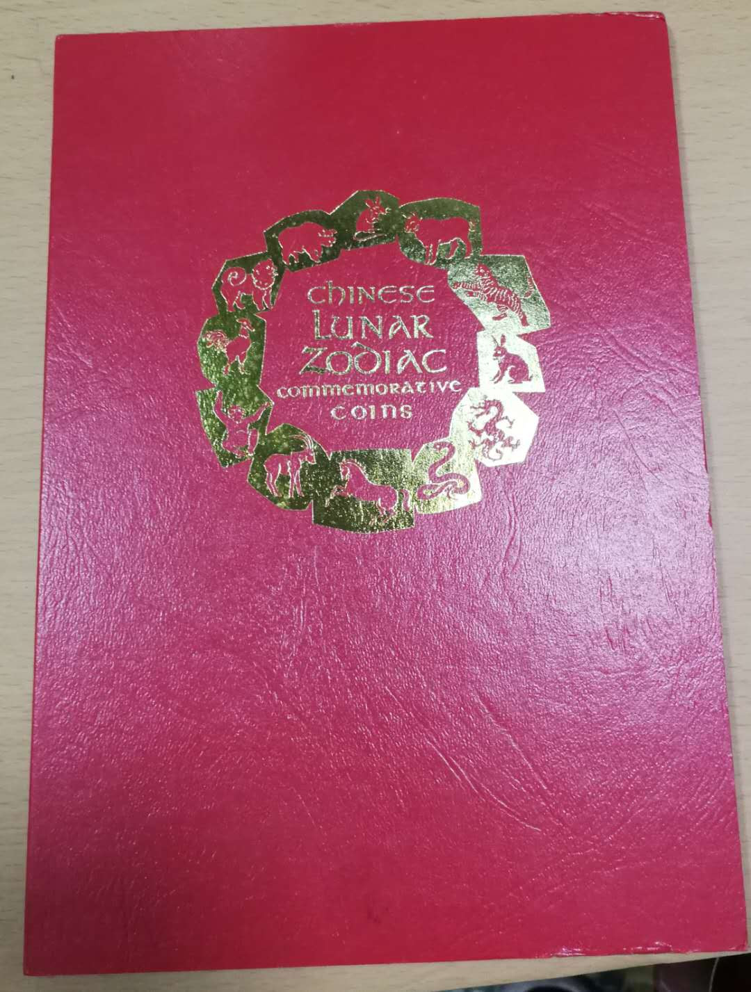 北京马甸外币专卖第十二期拍卖，非贵金属硬币专场。陆续上新，欢迎关注 2000年利比里亚发行中国12生肖纪念币册，品相如图