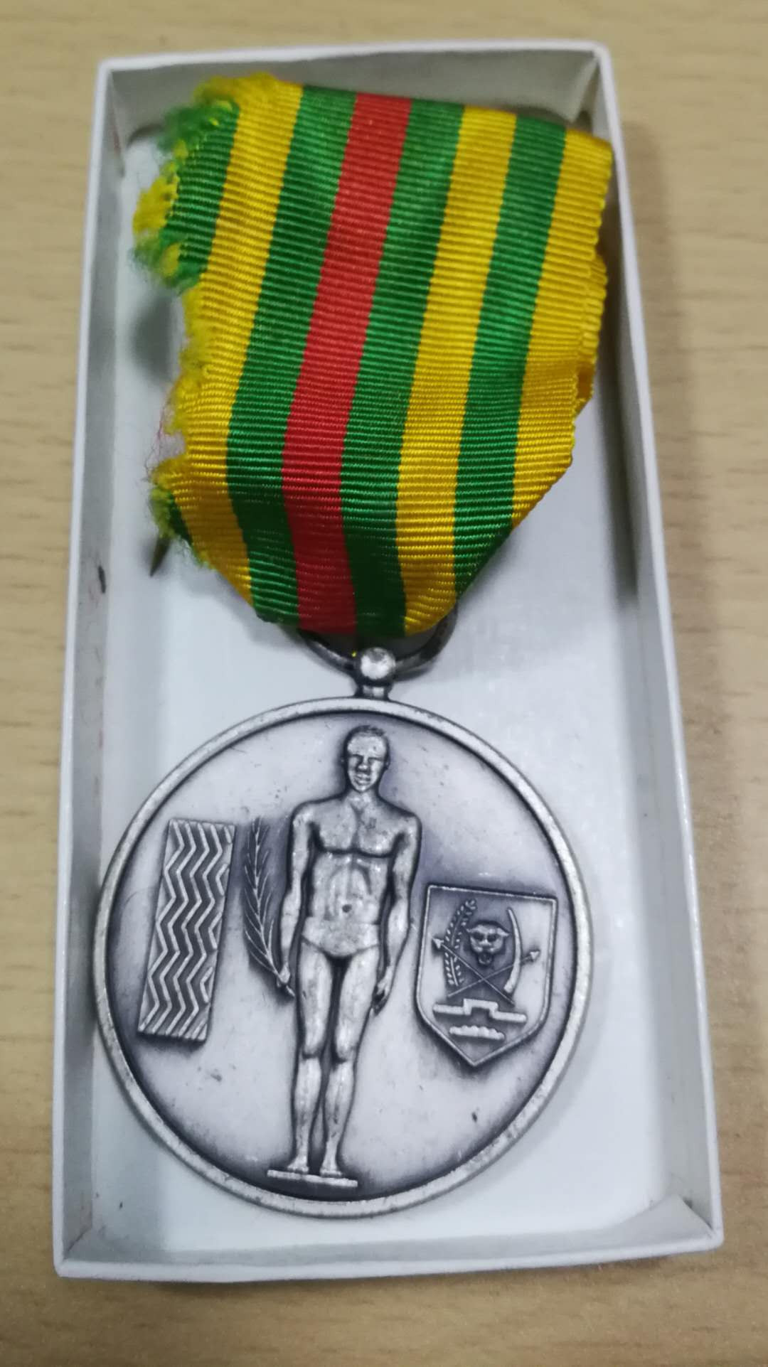 北京马甸外币专卖第十六期拍卖，徽章专场。陆续上新，欢迎关注 扎伊尔银质徽章。品相如图