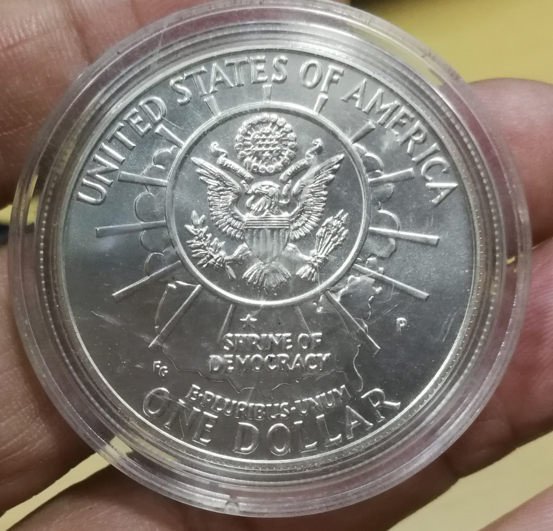 北京马甸外币专卖拍卖第十三期，陆续上新欢迎关注 1991年美国总统山银币，重26.4克，90银，品相如图