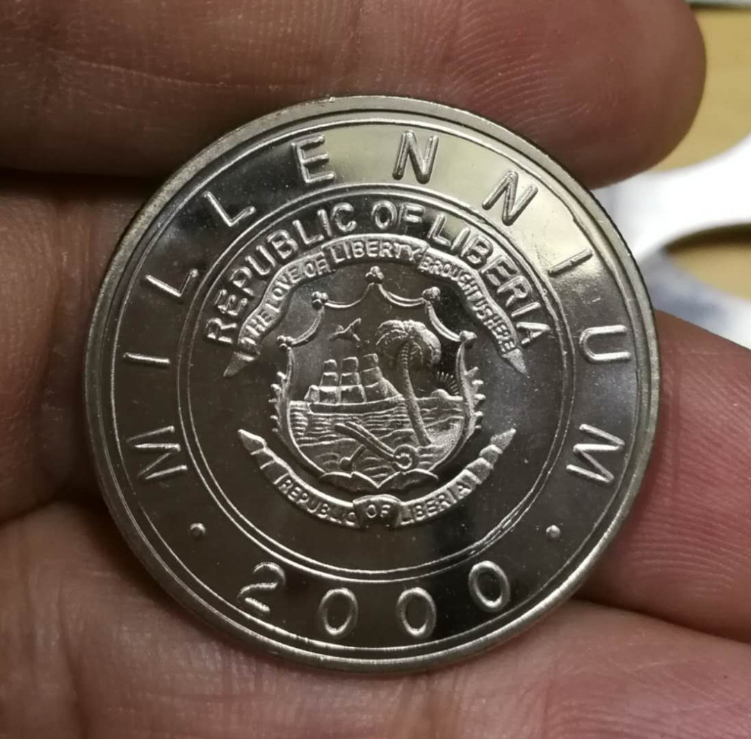 北京马甸外币专卖第十二期拍卖，非贵金属硬币专场。陆续上新，欢迎关注 2000年利比里亚千禧龙纪念币，品相如图