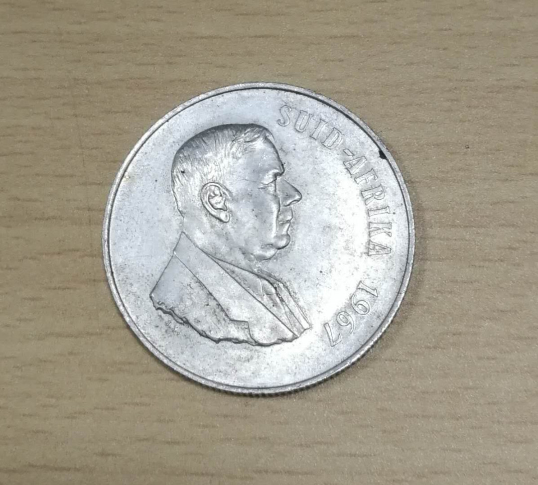 北京马甸外币专卖拍卖第十三期，陆续上新欢迎关注 1967年南非银币，重15克，80银，品相如图