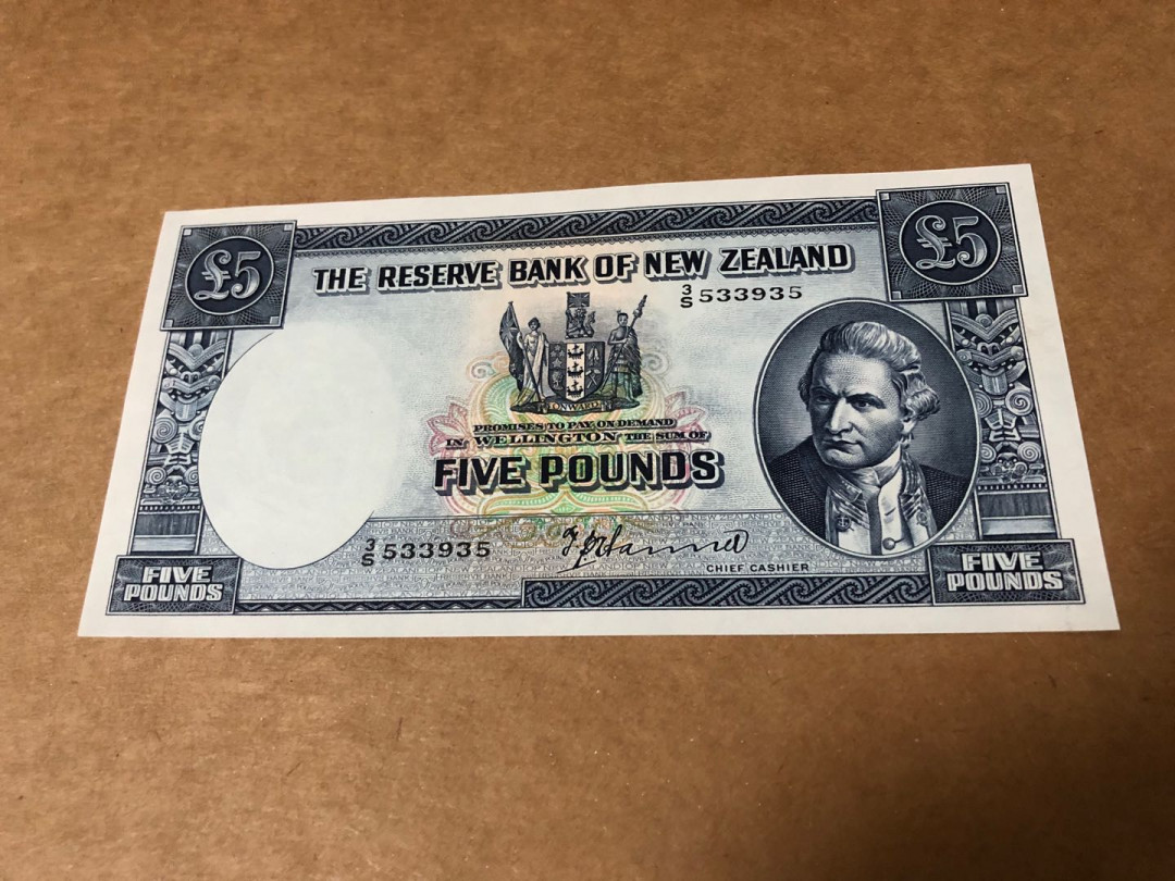 【收藏联盟】第151期拍卖——奥运精神（共60拍） 【a版非常稀少——PMG64都是唯一冠军分了】新西兰1967年 5镑 p160a  UNC- 非常见d版 