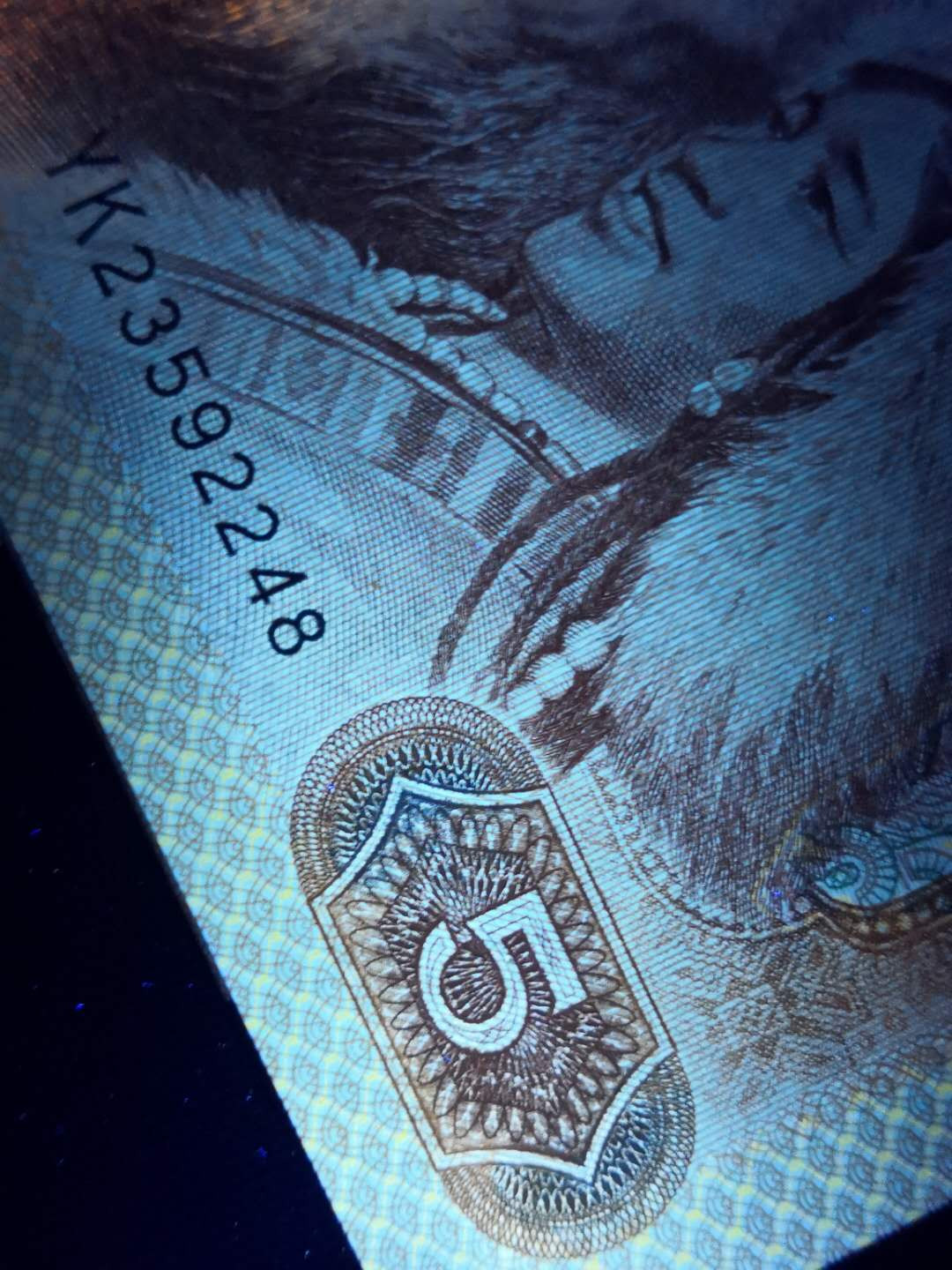 帝俊阁官方拍卖【自动结拍】 805金网鹤王刀拆绝中绝无斑爱藏评级67分三星。号码:YK23592250。金网鹤王无四七的号码非常稀少。金网鹤王比五彩苍松和苍松翠鹤还要稀少，金网鹤王只存在于ZF，ZG，RO,WO,YK，GM这六个冠号的部分流水里!很多流水都不是，存世量非常稀少。YK2539号段正面中间特强金光，而且仙鹤还是多彩松鹤的荧光很稀奇，（看过很多金光蓝鹤的仙鹤都没有荧光），左右两端边框网格金黄荧光且底纹无荧光，金网鹤王+金光蓝鹤+多彩松鹤集于一身的805贵族！