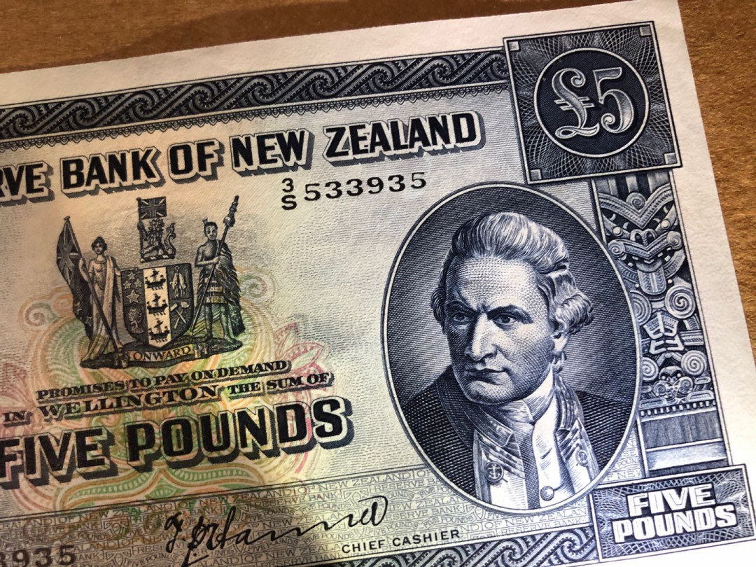 【收藏联盟】第151期拍卖——奥运精神（共60拍） 【a版非常稀少——PMG64都是唯一冠军分了】新西兰1967年 5镑 p160a  UNC- 非常见d版 