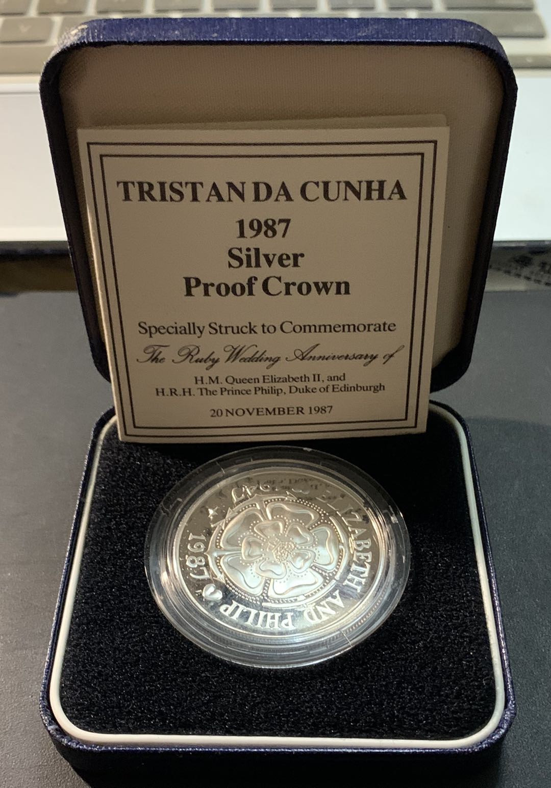 紫瑗钱币—微拍第84期  特里斯坦-达库尼亚群岛 1987年 女王结婚40周年 50便士 28.28克 0.925银 精制 原盒证书