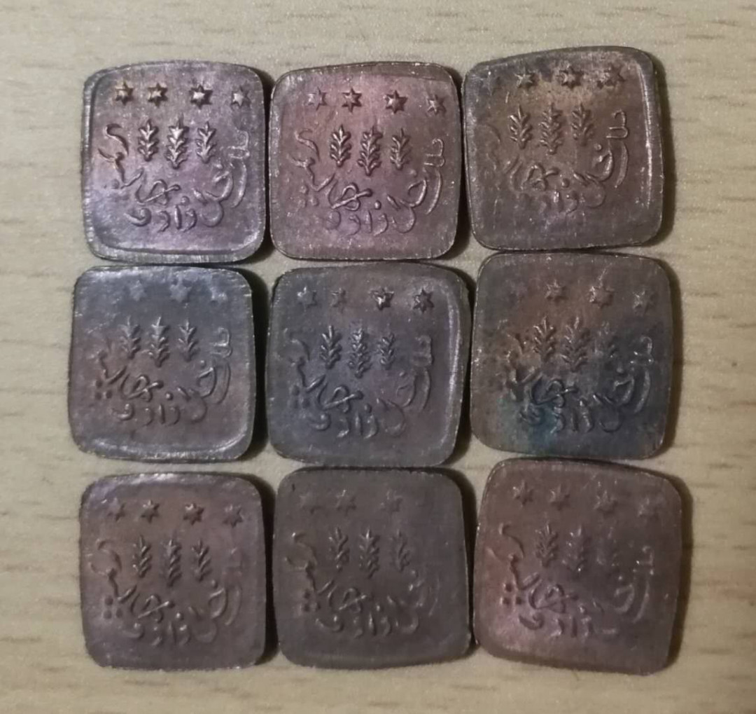 北京马甸外币专卖拍卖第十四期，非贵金属硬币专场，陆续上新，欢迎关注 924-25年巴哈瓦尔布尔方形铜币9枚，品相如图，世界硬币目录定价高，市场少见，尺寸~15.0x14.8mm巴哈是原来印度的独立州，现在属巴基斯坦，这个币是独立州时发行的