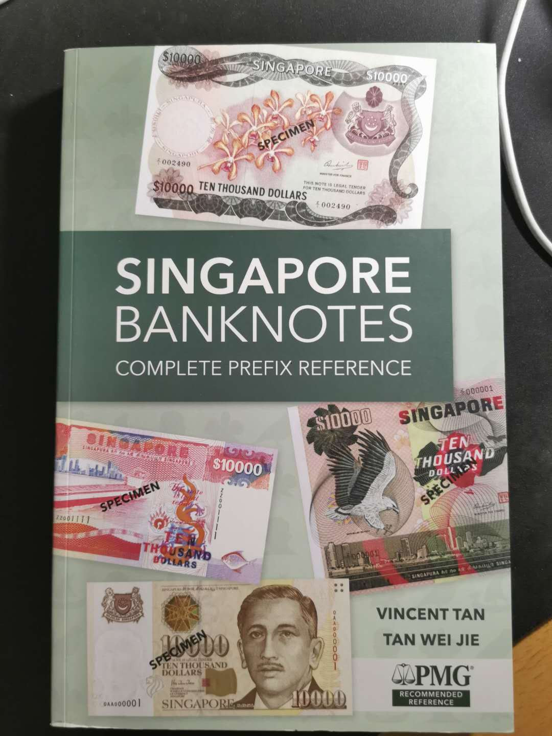 【鲸贝乐淘】千字文·第“荣业所基，籍甚无竟”号拍卖 【新加坡纸币图录】全彩铜版纸，中英文对照图录，300多页，特别好的收藏工具书，9.8品