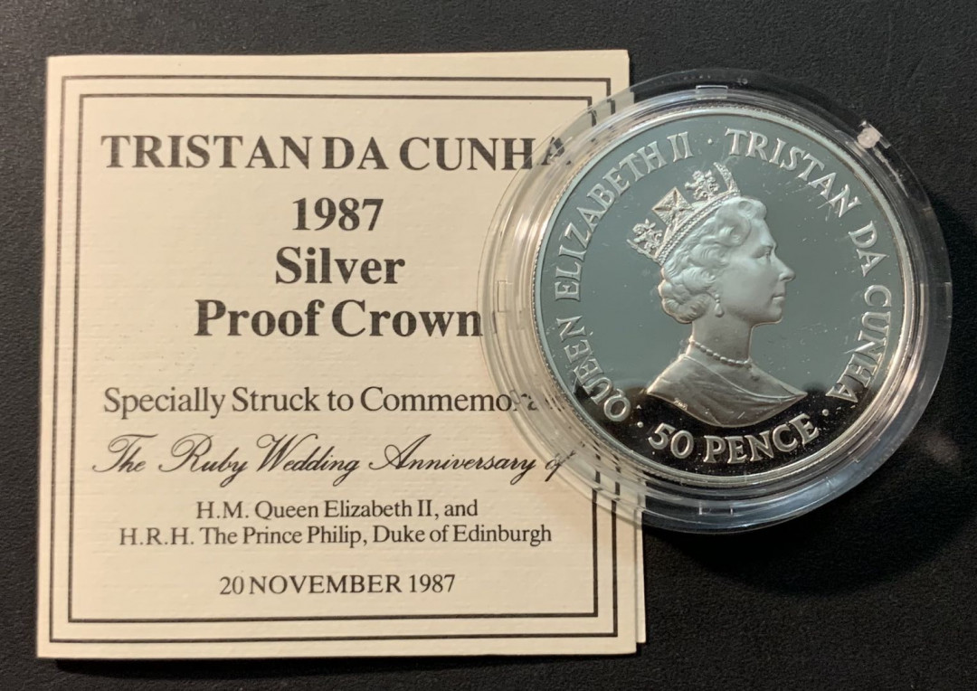 紫瑗钱币—微拍第84期  特里斯坦-达库尼亚群岛 1987年 女王结婚40周年 50便士 28.28克 0.925银 精制 原盒证书