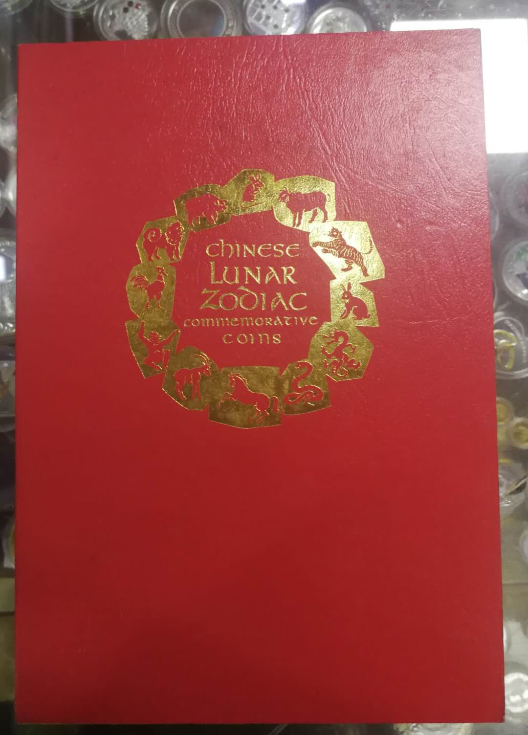 北京马甸外币专卖拍卖第十四期，非贵金属硬币专场，陆续上新，欢迎关注 2000年原装利比里亚发行中国12生肖纪念币册，品相如图