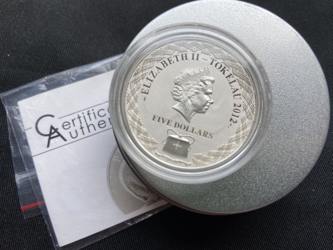 【币观天下】第114期钱币拍卖 托克劳2012年5新西兰元，“和平与爱-心形鸽子”激光全息幻彩 浮雕精制纪念银币