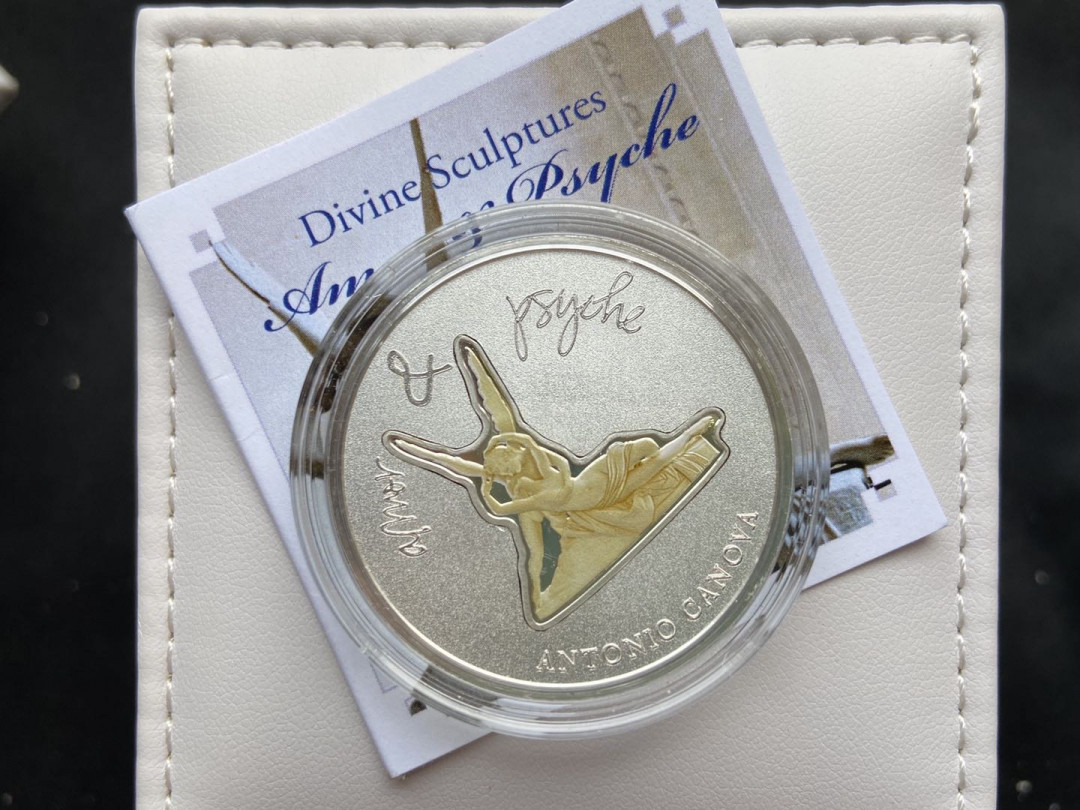 【币观天下】第114期钱币拍卖 纽埃2012年2元，1盎司龙头币，可分离装卸币中币套装、磨砂、异形(雕塑形)、亮光彩色，众神雕塑系列(1)---大师安东尼奥.卡诺瓦超级名雕“爱神丘比特吻醒赛姬(爱神丘比特之吻)”精制艺术银币2枚币中币全套