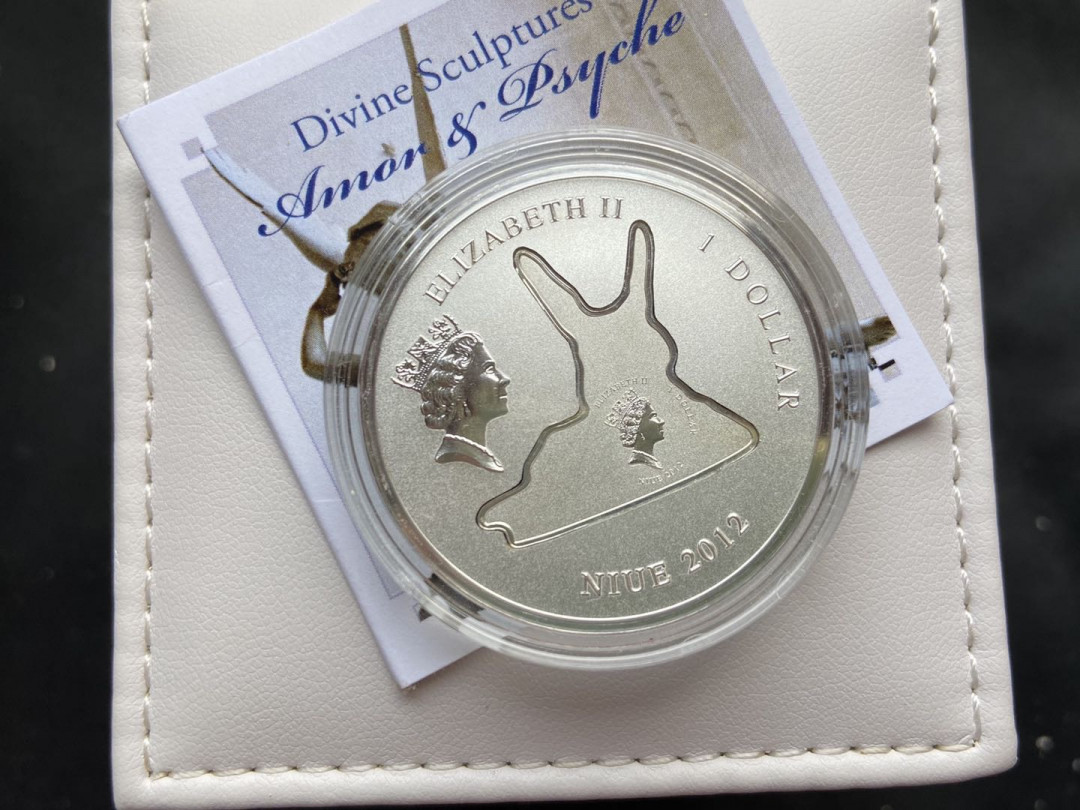 【币观天下】第114期钱币拍卖 纽埃2012年2元，1盎司龙头币，可分离装卸币中币套装、磨砂、异形(雕塑形)、亮光彩色，众神雕塑系列(1)---大师安东尼奥.卡诺瓦超级名雕“爱神丘比特吻醒赛姬(爱神丘比特之吻)”精制艺术银币2枚币中币全套