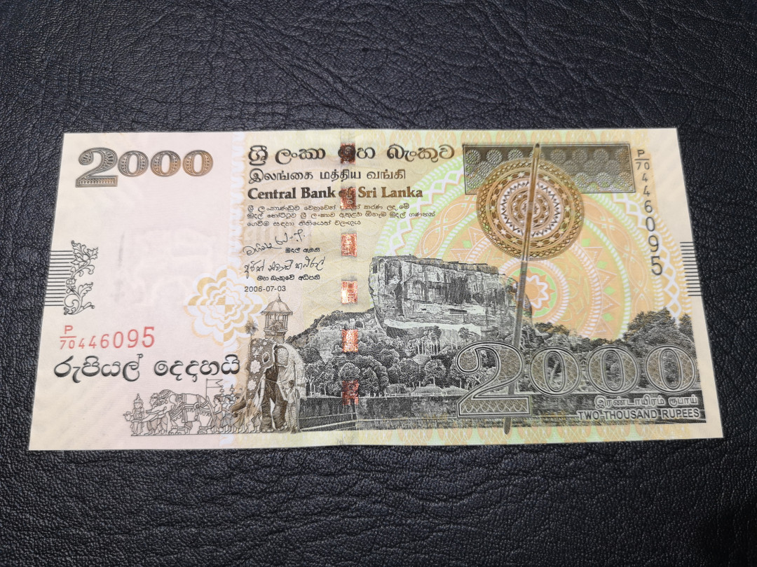 《外钞收藏家》第八十一期拍卖 斯里兰卡2006年2000卢比  荧光非常漂亮  全新unc