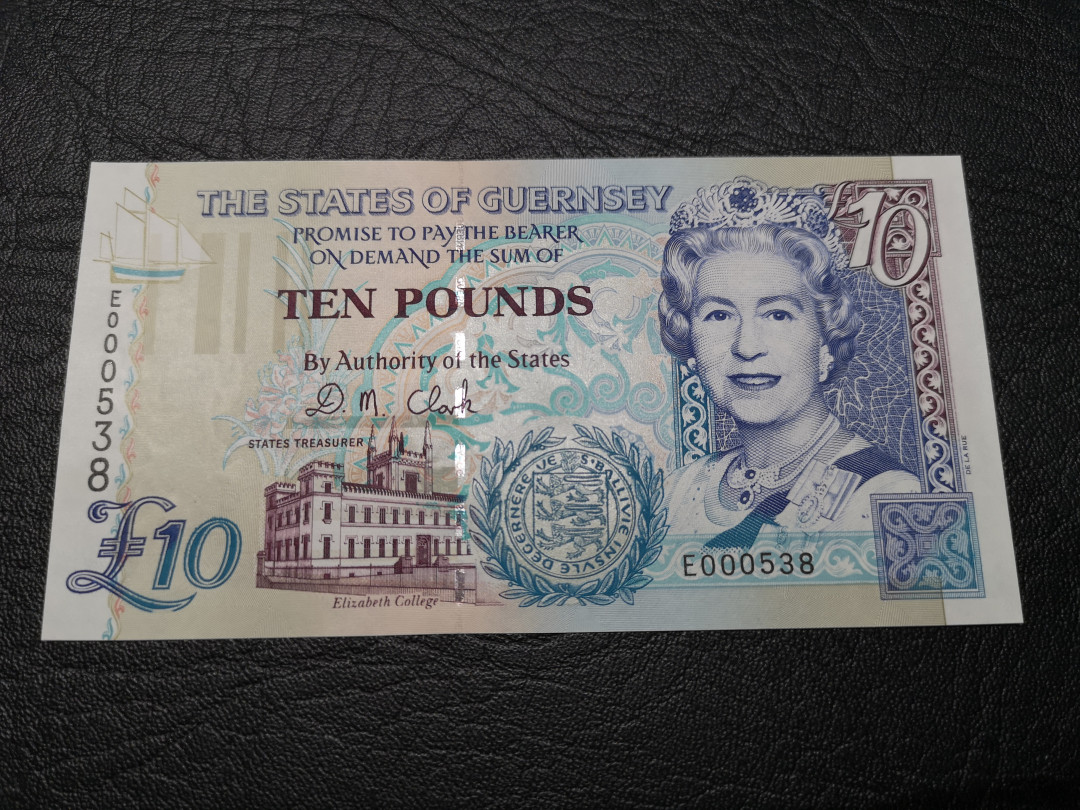 《外钞收藏家》第八十一期拍卖 根西女王10镑 538百位号  全新unc