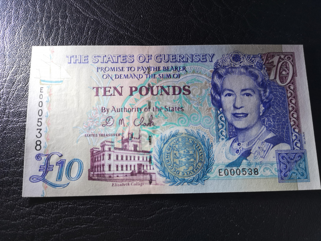 《外钞收藏家》第八十一期拍卖 根西女王10镑 538百位号  全新unc