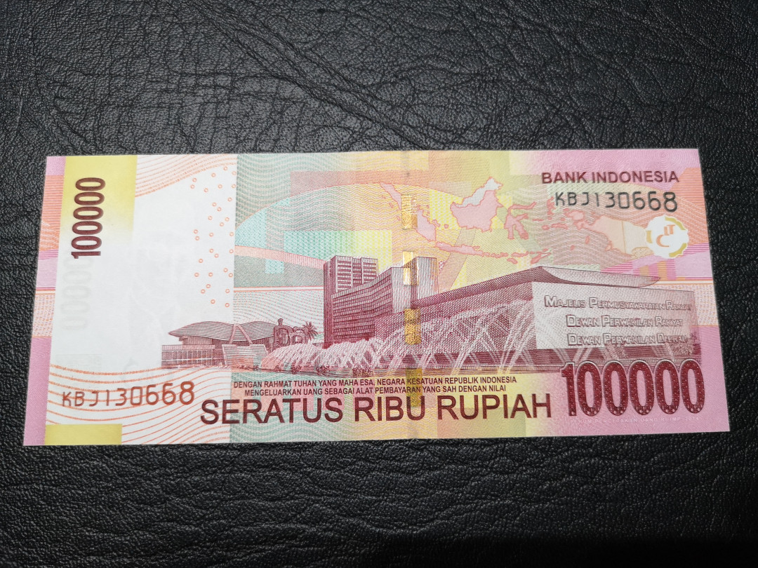 《外钞收藏家》第八十一期拍卖 2014年印尼100000卢比  全新unc