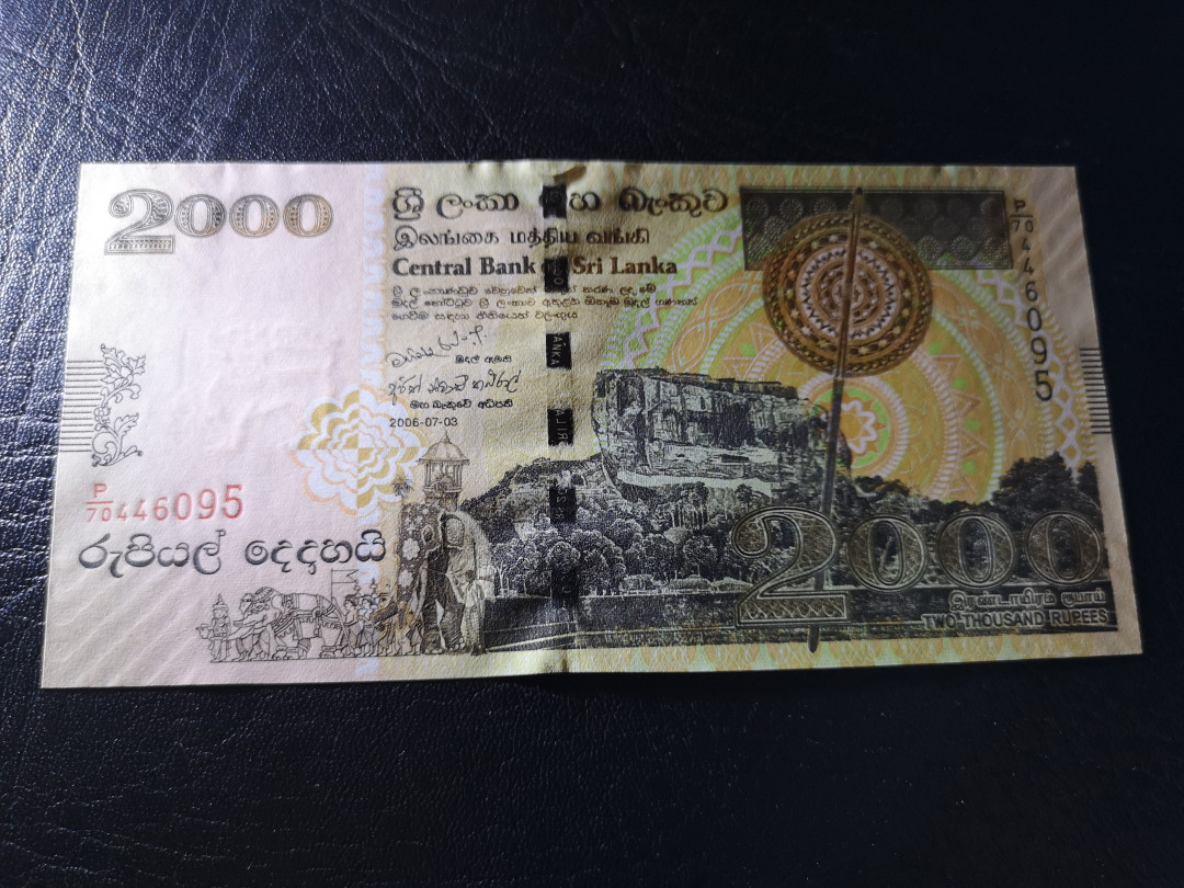 《外钞收藏家》第八十一期拍卖 斯里兰卡2006年2000卢比  荧光非常漂亮  全新unc