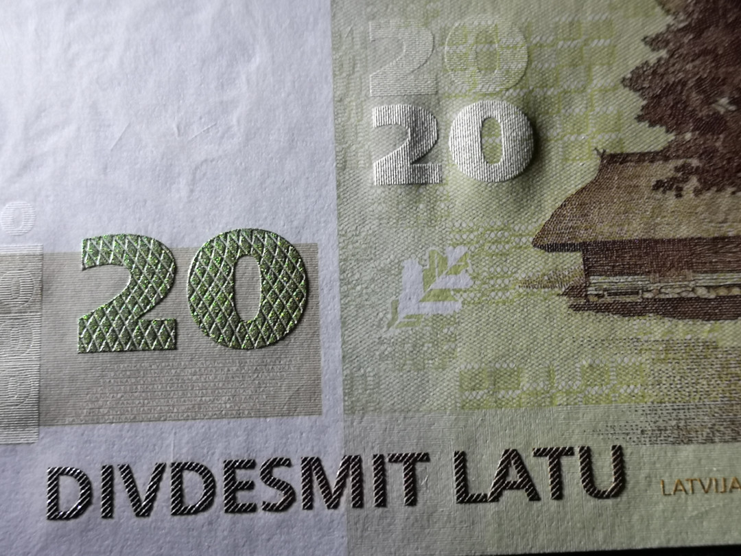 《外钞收藏家》第八十一期拍卖 拉脱维亚2009年20  A冠 非常精美的小票 全新unc