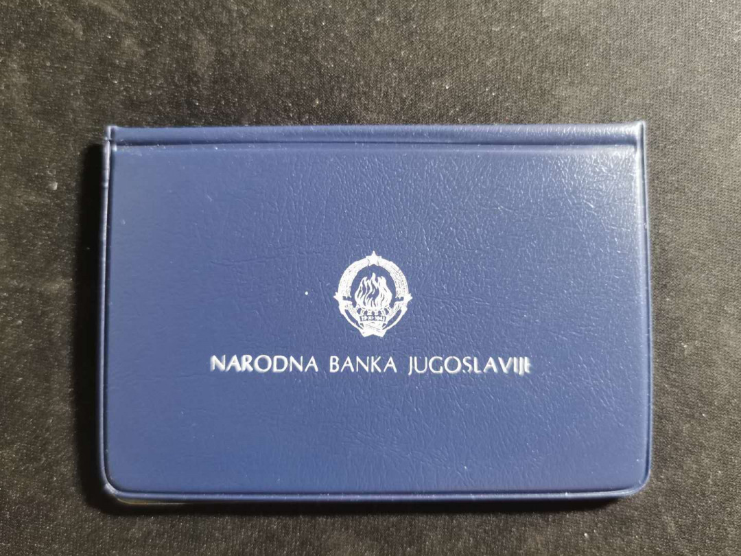 【鲸贝乐淘】千字文·第“存以甘棠，去而益咏”号拍卖 【南斯拉夫】1987年官方封装10第纳尔硬币，锌镍流通硬币，全新全品UNC 