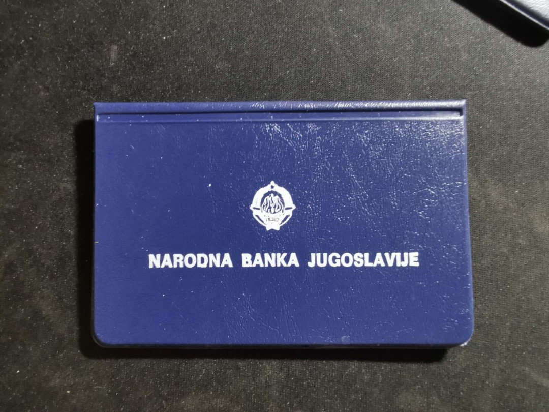 【鲸贝乐淘】千字文·第“存以甘棠，去而益咏”号拍卖 【南斯拉夫】1983年10第纳尔锌镍两枚一套，官方封装