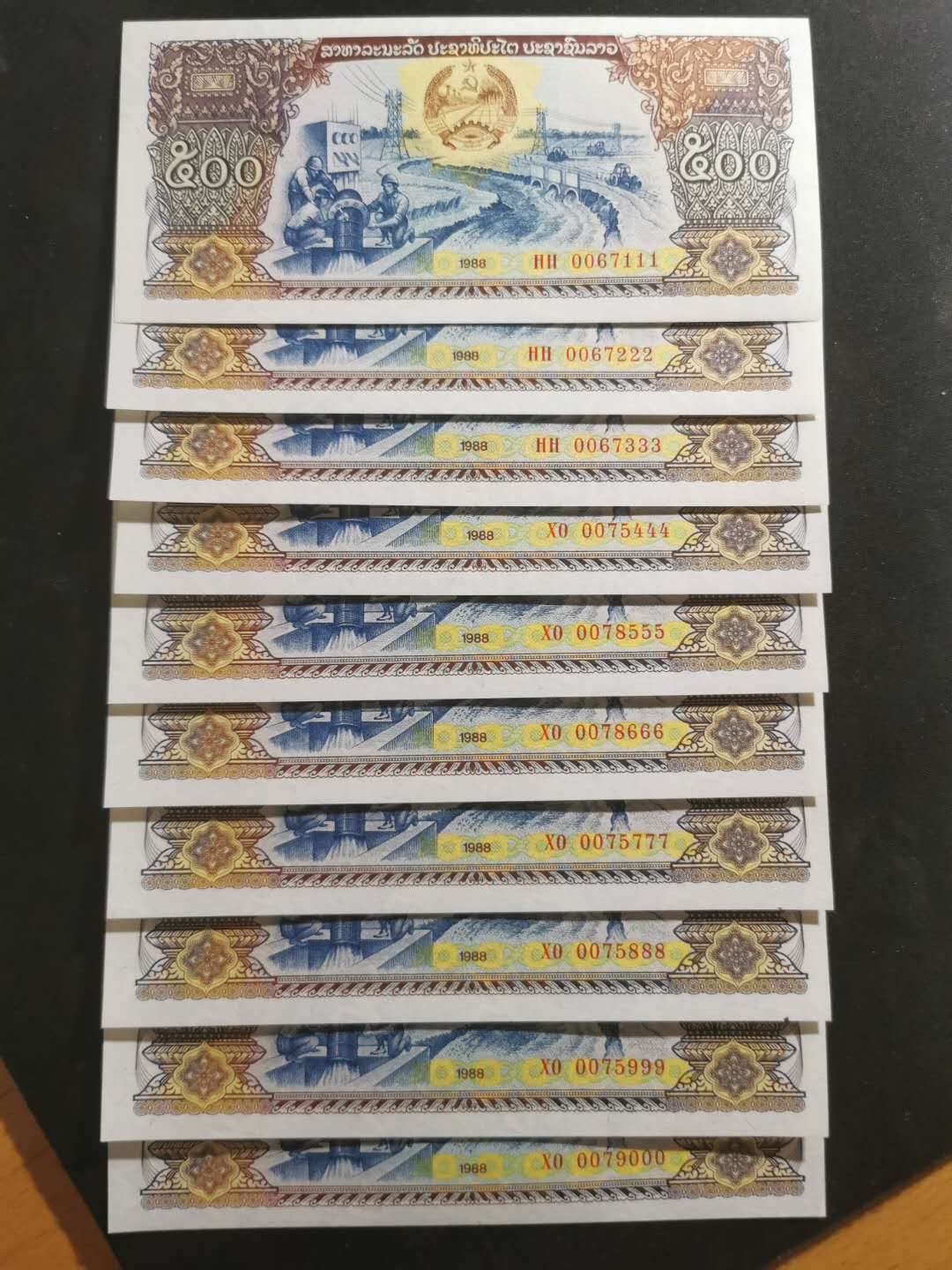 【鲸贝乐淘】千字文·第“存以甘棠，去而益咏”号拍卖 【老挝🇱🇦 】1988年500基普，豹子号十张，五位数字小号，全新全品UNC ，000-999