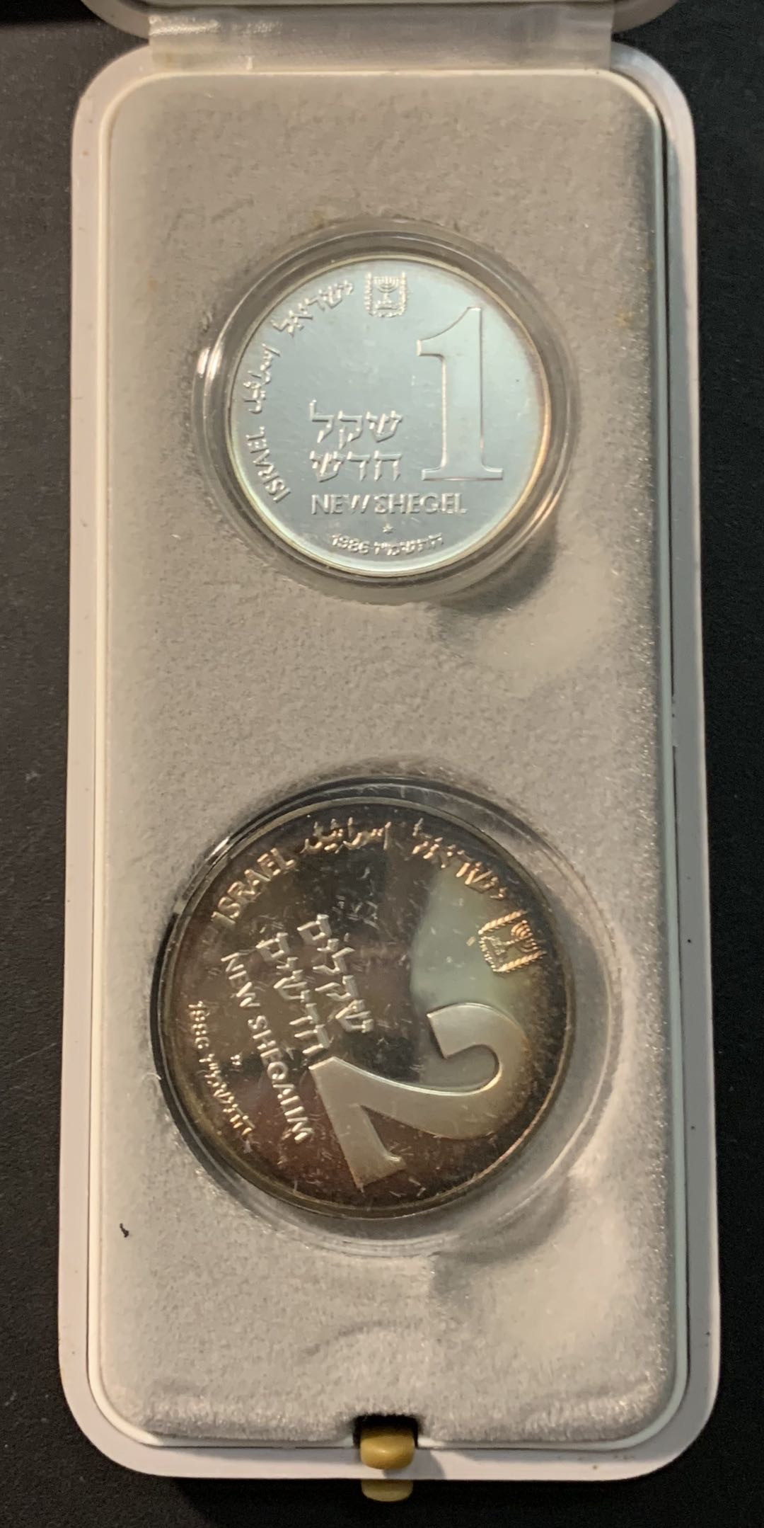 紫瑗钱币—微拍第90期  以色列 1986年 光明节 1 2谢克尔 银币 一套2枚 共43.2克 0.85银 外壳丢失半个