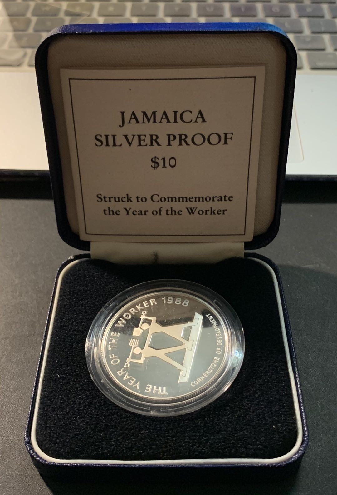 紫瑗钱币—微拍第90期  牙买加 1988年 国际工作年 10元 22.45克 0.925银 精制 原盒证书