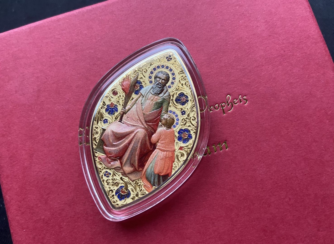 【币观天下】第115钱币拍卖  纽埃2015年2元，1盎司龙头币、超高浮雕、异形(橄榄形)、整体镀24K金、亮光彩色、币边铸编号，世界圣像遗产系列(旧约先知系列)(1) ---“亚伯拉罕与妻子撒莱”，精制艺术银币