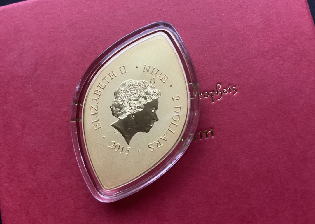 【币观天下】第115钱币拍卖  纽埃2015年2元，1盎司龙头币、超高浮雕、异形(橄榄形)、整体镀24K金、亮光彩色、币边铸编号，世界圣像遗产系列(旧约先知系列)(1) ---“亚伯拉罕与妻子撒莱”，精制艺术银币