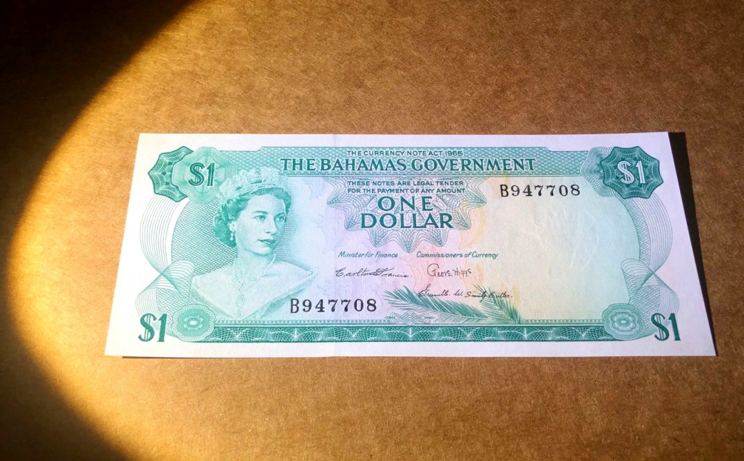 【收藏联盟】第158期拍卖——五个波斯人（共55拍） 【首发年份】巴哈马彩背 1965年 1元 全新UNC 女王纸币 少见