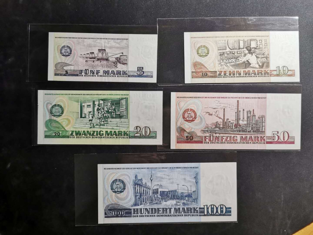 【鲸贝乐淘】千字文·第“上和下睦，夫唱妇随”号拍卖 【东德】德国P27-P31，1971年民主德国一套，全新全品UNC ，5马克有折痕，其他完美