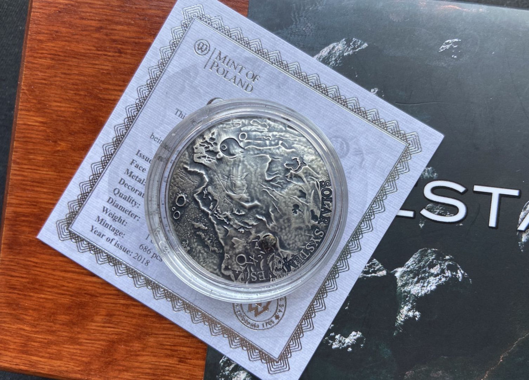 【币观天下】第116期钱币拍卖 【纽埃】纽埃2018年1元，1盎司系列币，正反凹凸球弧立体曲面、陨石镶嵌、仿古、高浮雕，太阳系系列(4)---灶神星陨石NWA8609镶嵌，精制艺术银币