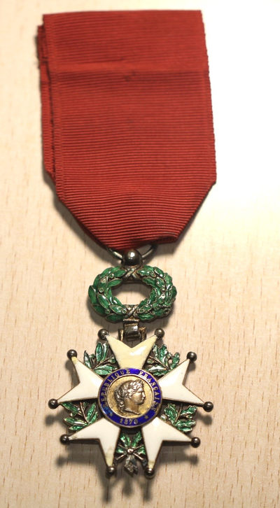 大猫徽章拍卖126期 - 法国🇫🇷荣誉军团勋章 骑士级 12点钟方向白珐琅有修 