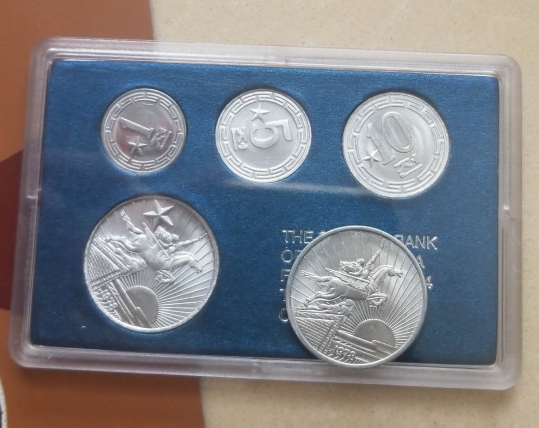 【币观天下】第116期钱币拍卖 朝鲜中央银行单星装帧币一组4枚UNC+日常流通版50分一枚