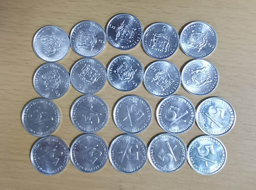 北京马甸外币专卖拍卖第十七期，非贵金属专场，陆续上新欢迎关注 索马里粮食日大象纪念币10枚，索马里兰生肖鸡纪念币10枚，均为铝币，品相如图
