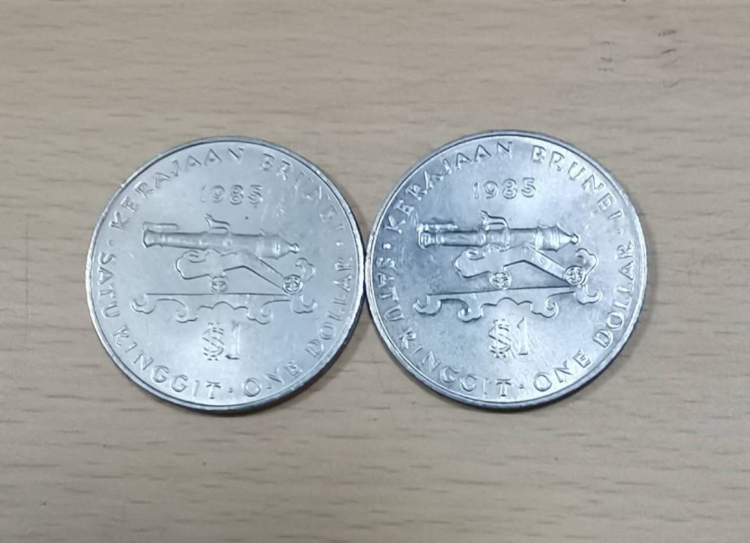 北京马甸外币专卖拍卖第十七期，非贵金属专场，陆续上新欢迎关注 1985年文莱1元流通币2枚（俗称大炮）。品相如图