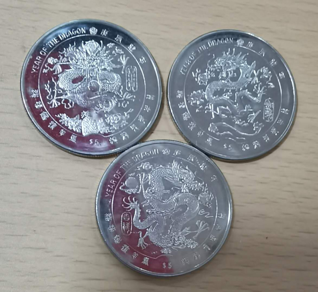 北京马甸外币专卖拍卖第十七期，非贵金属专场，陆续上新欢迎关注 2000年利比里亚发行富贵龙，如意龙，吉祥龙纪念币三枚/套，直径31CM，品相如图