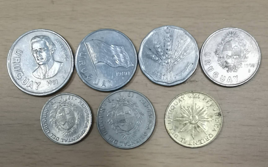 北京马甸外币专卖拍卖第十七期，非贵金属专场，陆续上新欢迎关注 乌拉圭早期版流通币7枚/套，品相如图