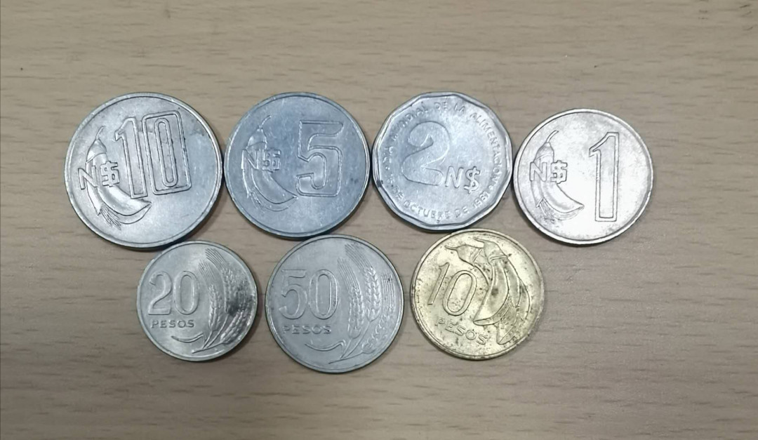 北京马甸外币专卖拍卖第十七期，非贵金属专场，陆续上新欢迎关注 乌拉圭早期版流通币7枚/套，品相如图