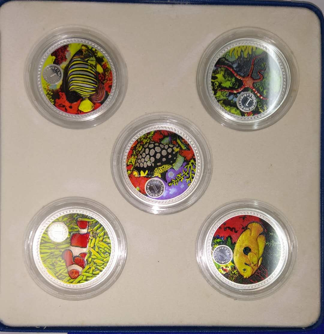 【币观天下】第117期钱币拍卖 库克1999年5元，5盎司，罕见全彩色背景、罕见螺纹旋紧密封，世界“珍稀罕见彩色海洋生物系列—大全集”，亮光彩色5枚完整大全套精制纪念银币
