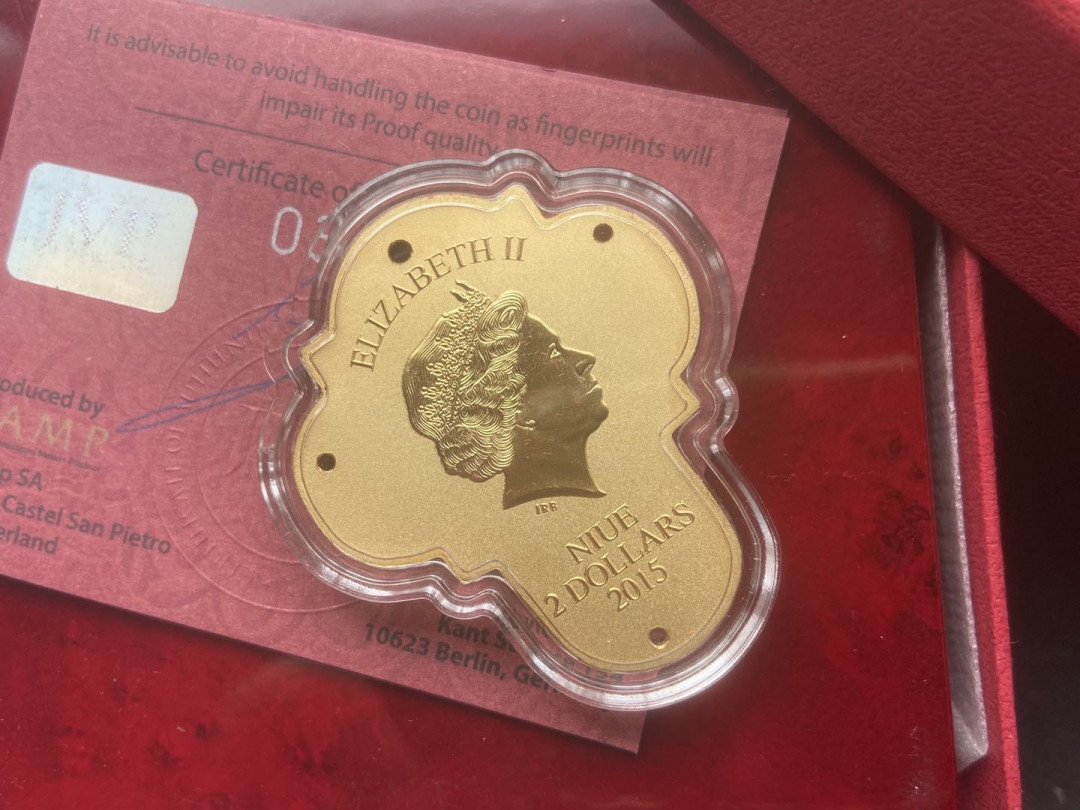 【币观天下】第117期钱币拍卖 【纽埃】2015耶稣镀金银币【十字架异形币】