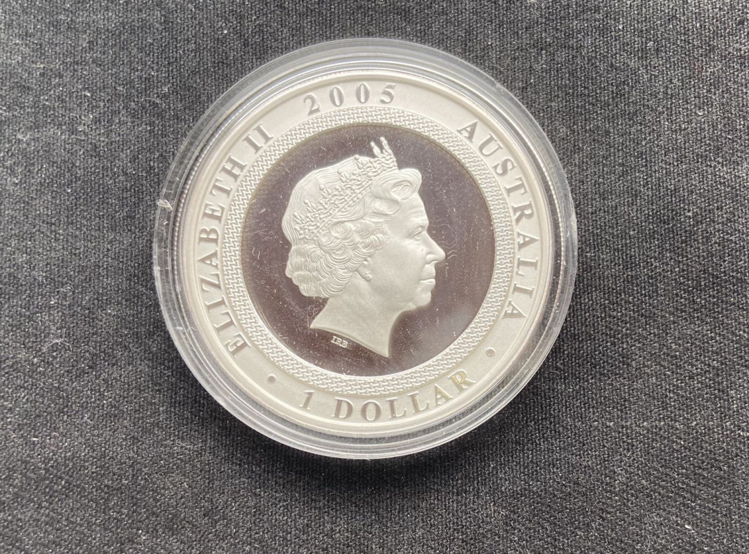 【币观天下】第117期钱币拍卖 双获奖澳大利亚2005年二战胜利跳舞幻彩精制银币