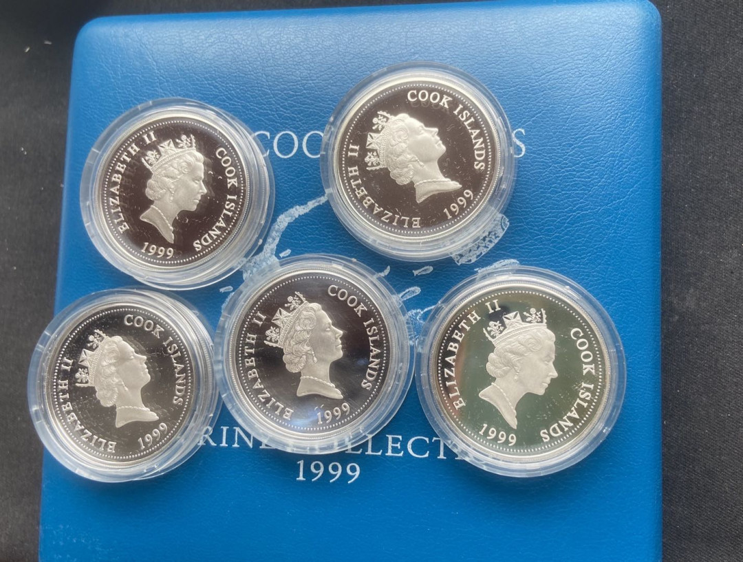 【币观天下】第117期钱币拍卖 库克1999年5元，5盎司，罕见全彩色背景、罕见螺纹旋紧密封，世界“珍稀罕见彩色海洋生物系列—大全集”，亮光彩色5枚完整大全套精制纪念银币