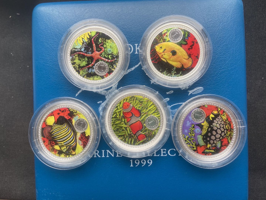 【币观天下】第117期钱币拍卖 库克1999年5元，5盎司，罕见全彩色背景、罕见螺纹旋紧密封，世界“珍稀罕见彩色海洋生物系列—大全集”，亮光彩色5枚完整大全套精制纪念银币