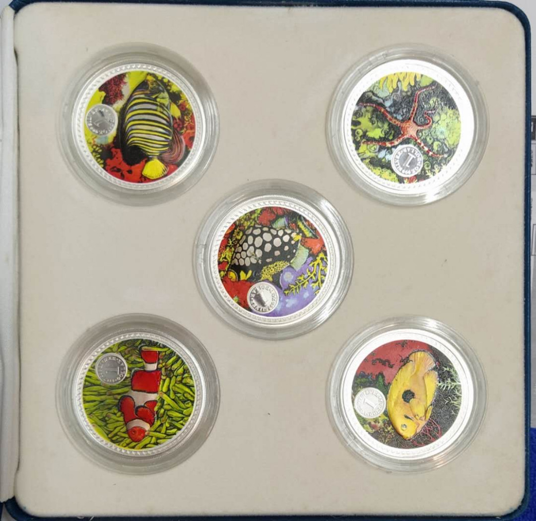 【币观天下】第117期钱币拍卖 库克1999年5元，5盎司，罕见全彩色背景、罕见螺纹旋紧密封，世界“珍稀罕见彩色海洋生物系列—大全集”，亮光彩色5枚完整大全套精制纪念银币