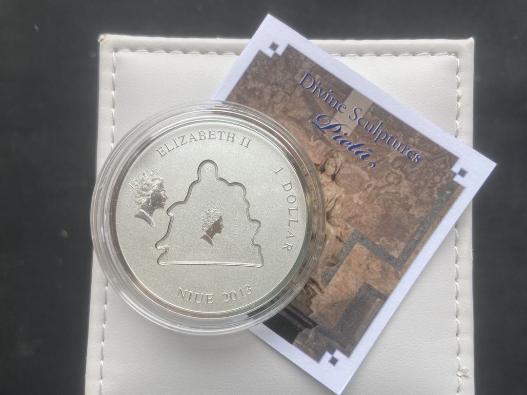 【币观天下】第117期钱币拍卖 纽埃2013年2元，1盎司，可分离装卸币中币套装、磨砂、异形(雕塑形)、亮光彩色，众神雕塑系列(2)---大师-米开朗基罗-唯一自签名超级名雕《圣母怜子》精制艺术银币2枚币中币全套   