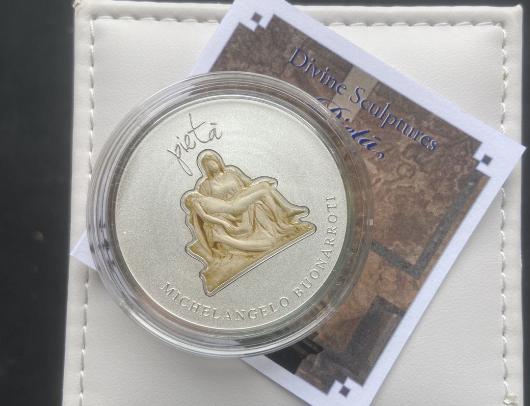 【币观天下】第117期钱币拍卖 纽埃2013年2元，1盎司，可分离装卸币中币套装、磨砂、异形(雕塑形)、亮光彩色，众神雕塑系列(2)---大师-米开朗基罗-唯一自签名超级名雕《圣母怜子》精制艺术银币2枚币中币全套   