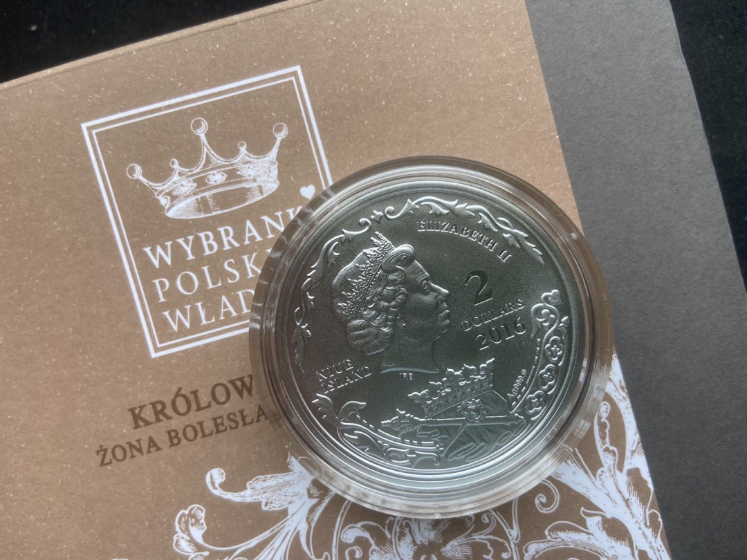 【币观天下】第117期钱币拍卖 纽埃2016年2元，2盎司系列龙头币、超高浮雕、磨砂、高凸币边，波兰杰出国王王后系列(1)---“恩尼尔妲”皇后(埃姆尼尔达皇后)， 精制艺术纪念银币