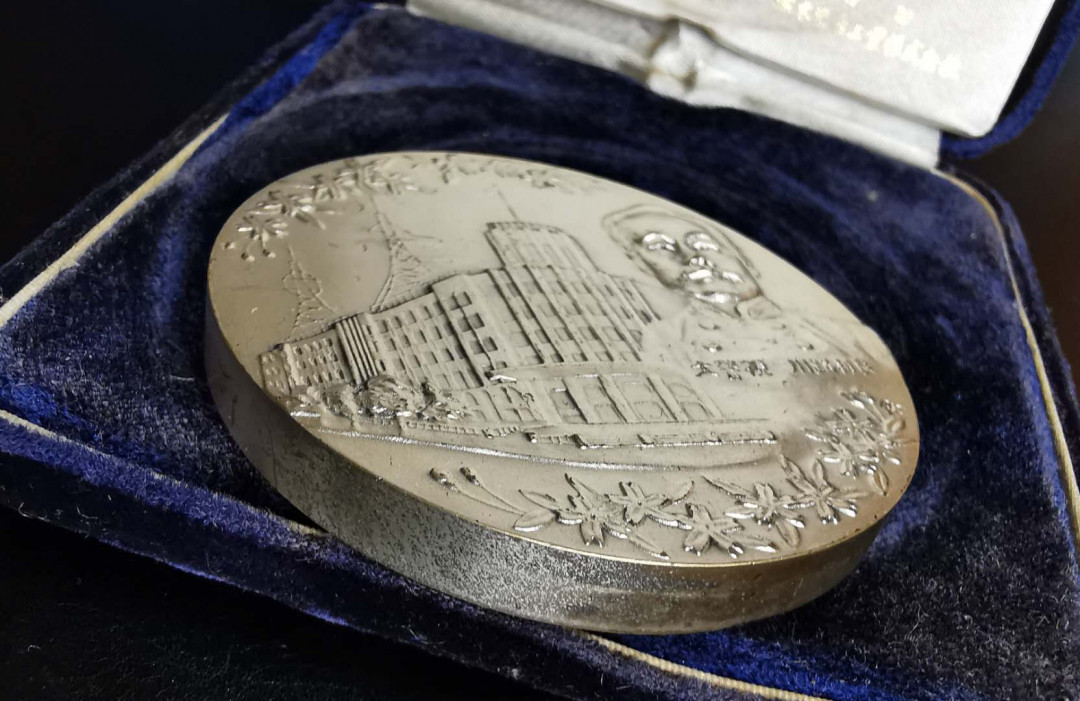 凡希社世界钱币微拍第一百二十九期 1974日本警视厅成立百年纪念章原盒直径60mm材质不明