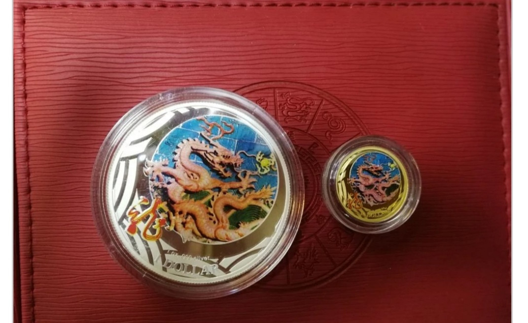 北京马甸外币专卖拍卖第十八期，陆续上新，欢迎关注 20012年澳大利亚彩色生肖龙1/10盎司金1盎司银一对，盒证齐全，品相如图